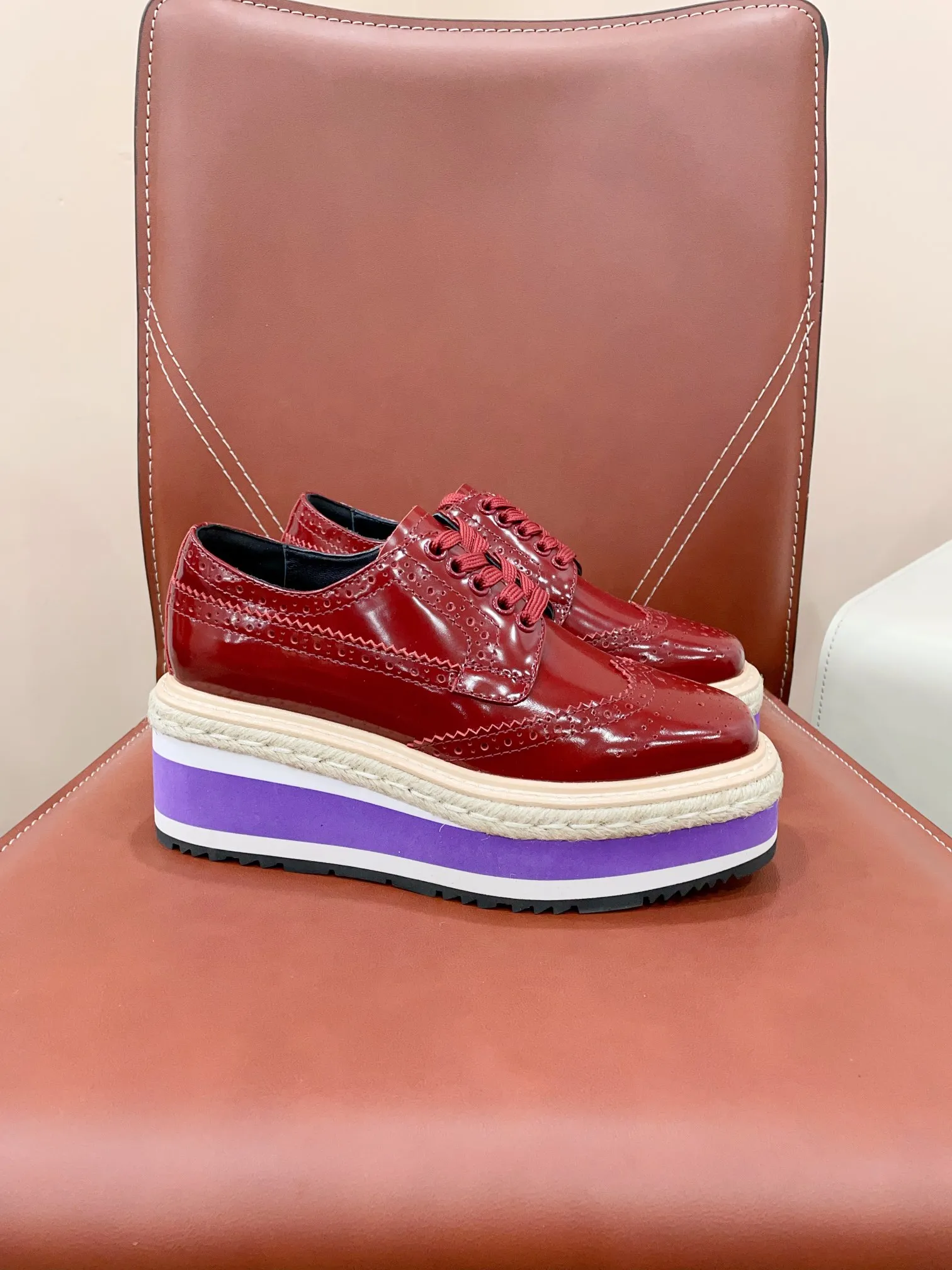 👟👟Ex-factory price 620👟👟 prada fw25 new arrival~ Prada 2025 spring and summer catwalk style｜New platform platform shoes Fashion is a reincarnation P platform shoes have become popular after many years! The classic ten thousand year model #laces, punching, carvings, full of retro British style 💯 The foam material platform thick bottom has a height-increasing effect, which is great news for petite girls! Fabric: Original custom-made imported open-edge beads, sheepskin lining. Sole: Original open-molded Tpu ultra-light foam outsole. Sole thickness: 6CM. The ultimate height increase~ 𝙎𝙞𝙯𝙚: 35-40 (customized for 40 women). Extremely cost-effective ex-factory price, no negotiation for bulk orders.